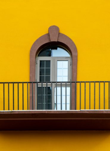 coloridas-ventanas-paredes-arquitectura-mediterranea